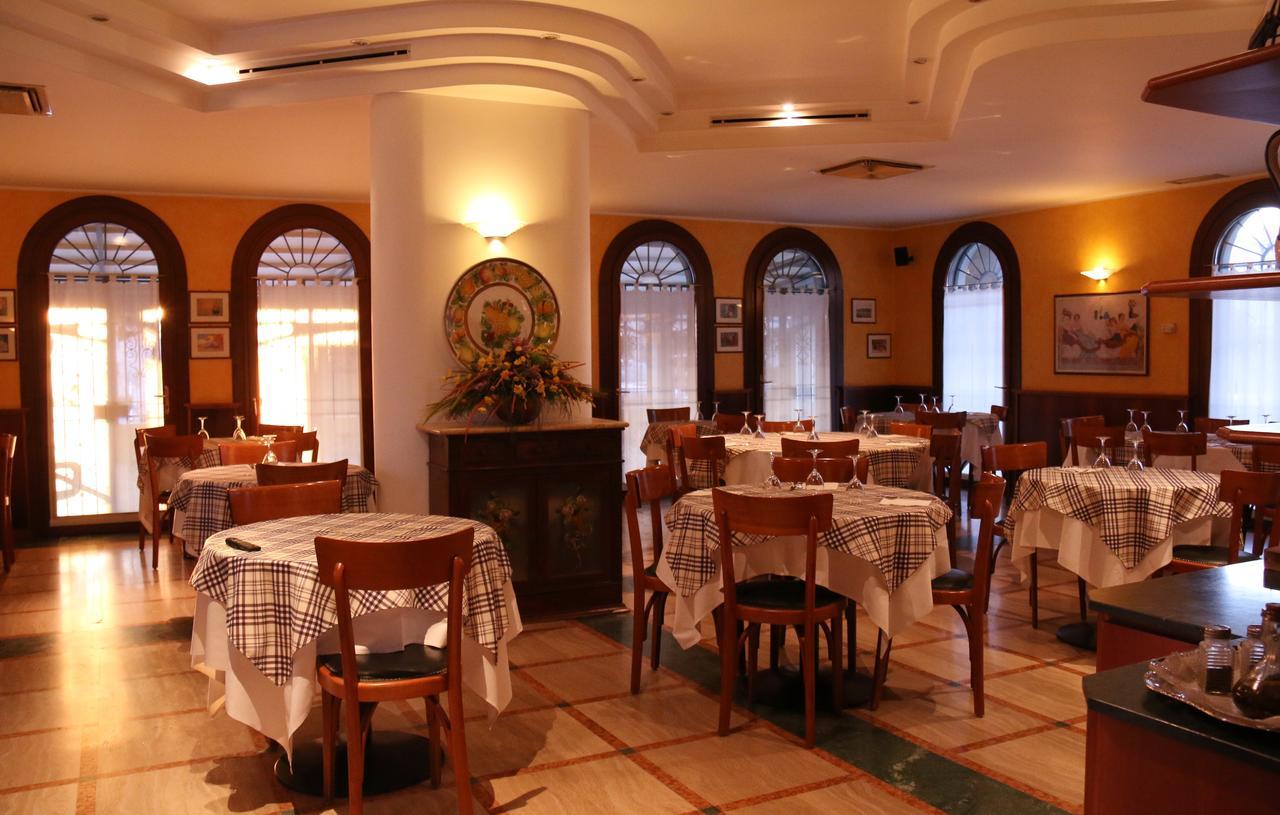 Hotel Ristorante Regina Mozzanica Exterior foto