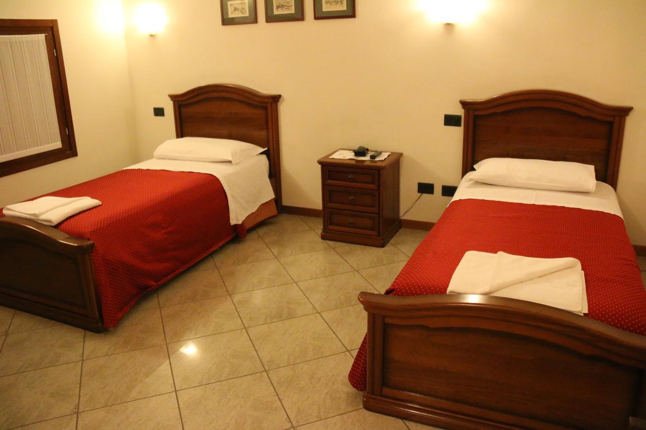 Hotel Ristorante Regina Mozzanica Habitación foto