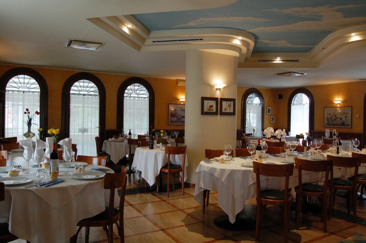 Hotel Ristorante Regina Mozzanica Exterior foto